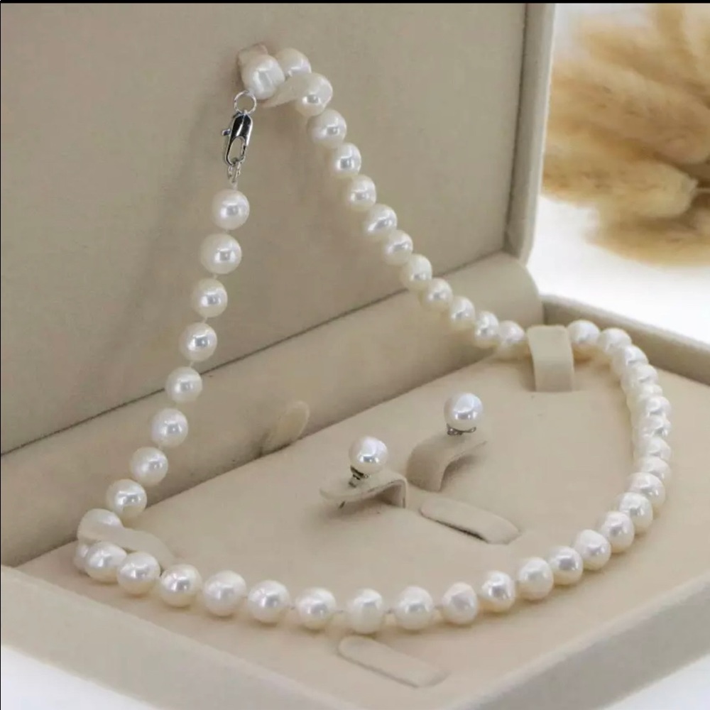 Single strand white pearl necklace w/earrings.
